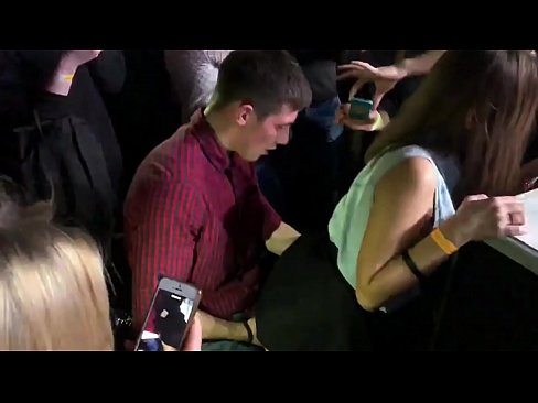 ❤️ Sexo real en una discoteca rusa. Chica rusa de 18 años en el ano y la vagina follada en un club nocturno ️ Video de sexo en es.ixiporn-com.ru ❌️