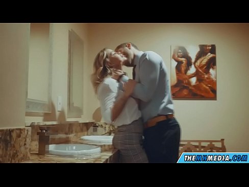 ❤️ Cuando una rubia tetona te seduce en un baño público ️ Video de sexo en es.ixiporn-com.ru ❌️